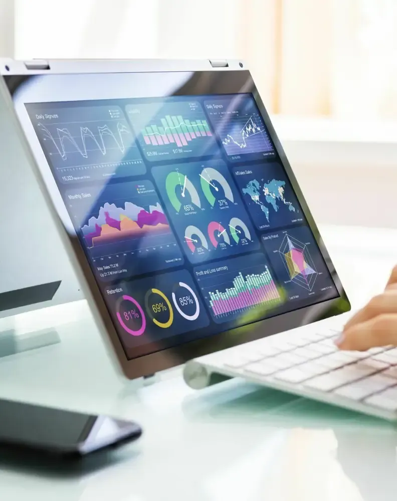 Equipo revisando servicios de transformación digital